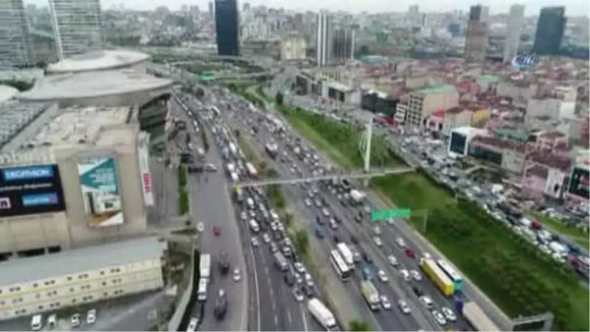 Mahmutbey Gişelerindeki Bayram Trafiği Havadan Görüntülendi