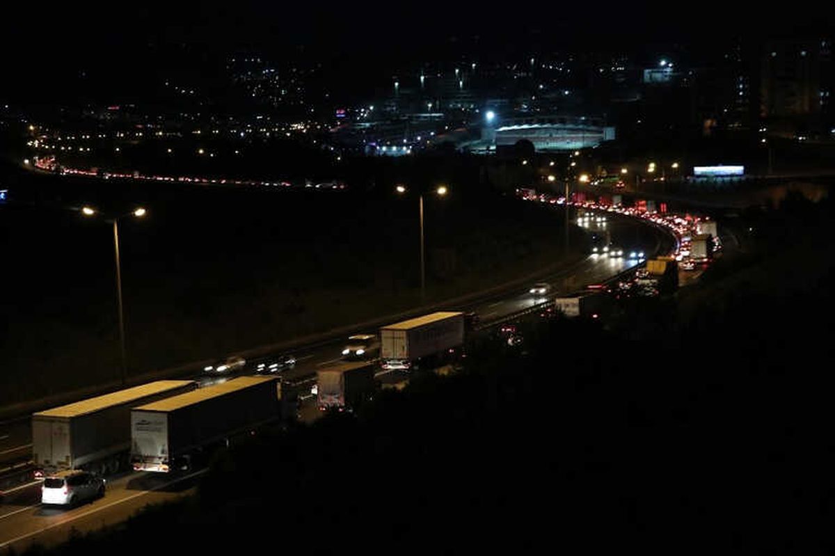 Mesai Saati Bitiminde Tem\'de Bayram Trafiği Çilesi Başladı