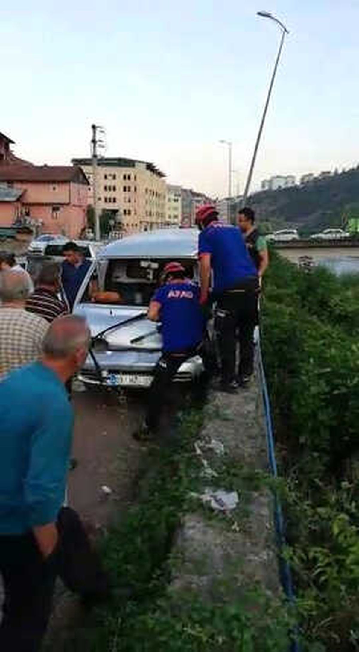Minibüs Elektrik Direğine Çarptı: 3 Yaralı