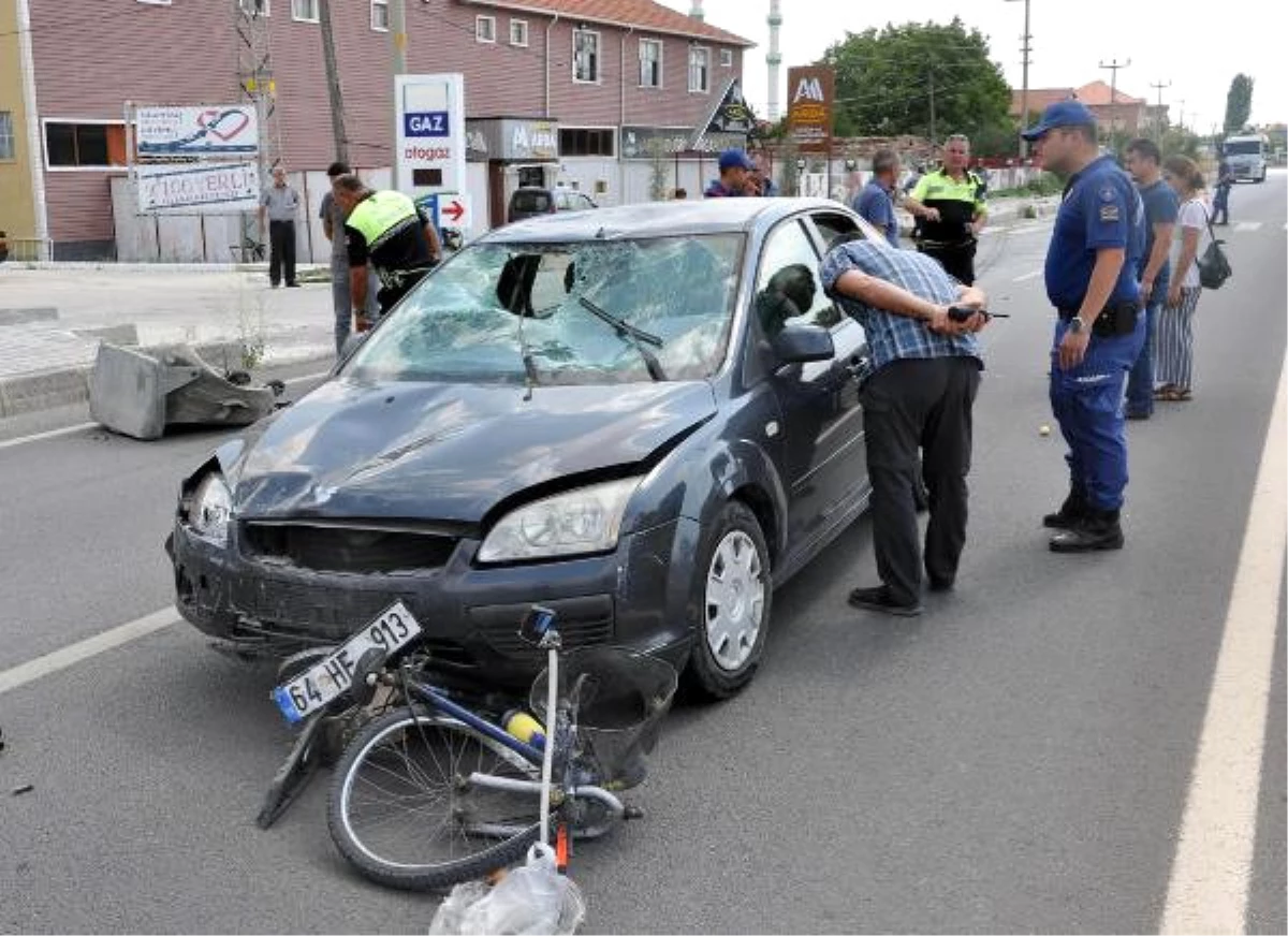 Otomobil Bisiklete Çarptı: 3 Yaralı