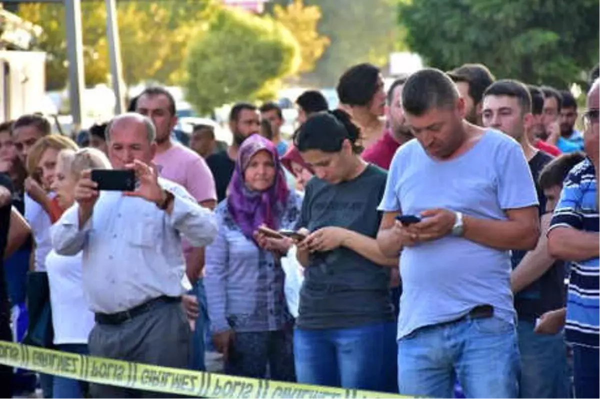 Otomobil Kaldırımda Yürüyen Anne ve Kızına Çarptı: 1 Ölü, 1 Yaralı