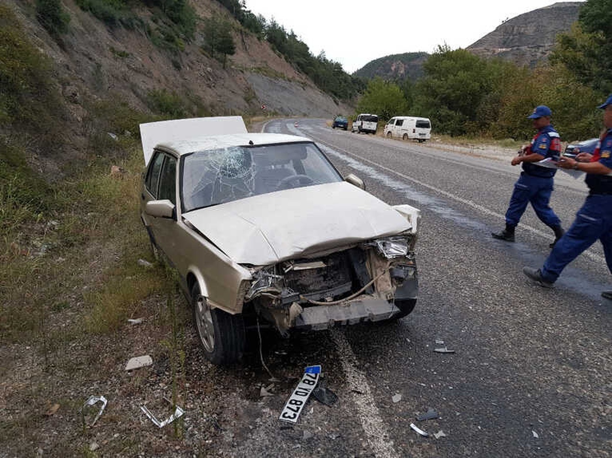 Otomobiller Çarpıştı: 4\'ü Çocuk 7 Yaralı