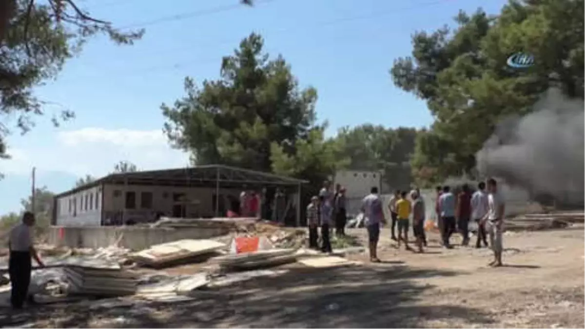 Paralarını Alamayan Hastane İnşaatı İşçileri, Malzemeleri Yakıp Arazözün Girişini Engellemeye...