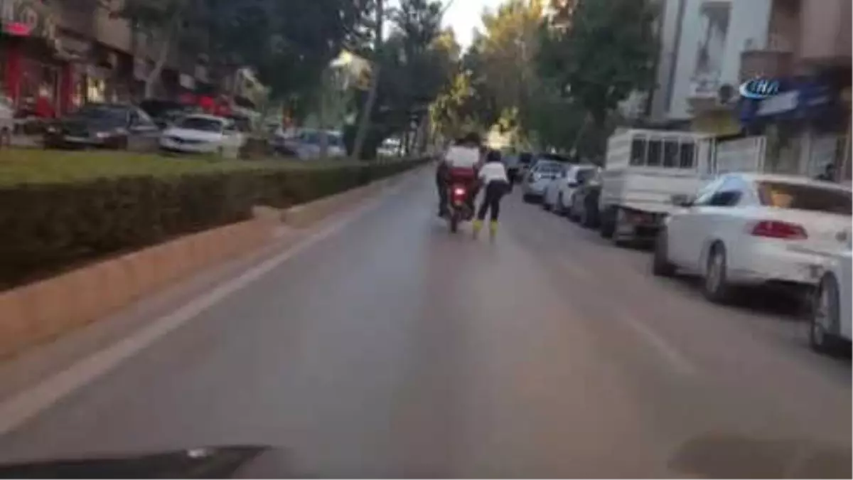 Patenle Motosiklete Tutundu, Hem Kendi Canını Tehlikeye Attı, Hem de Başka Sürücüleri