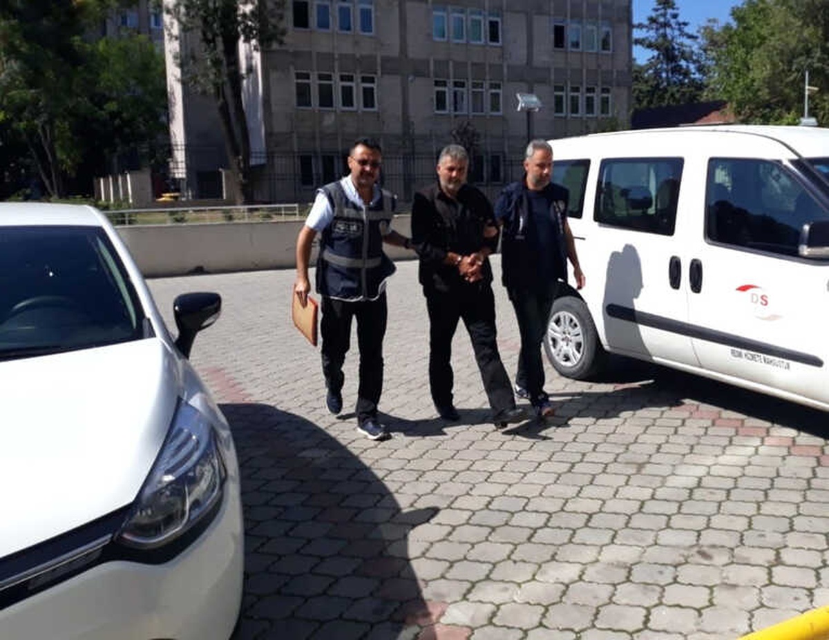 Torununun Eline Silah Vererek Ateş Ettiren Dede Adliyede
