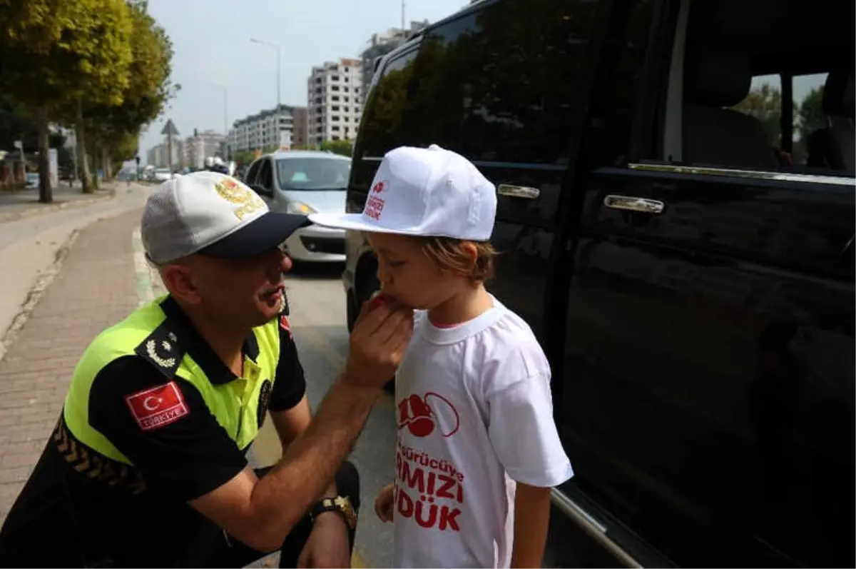 Trafikte Hatalı Anne-babalara \'Kırmızı Düdük\'