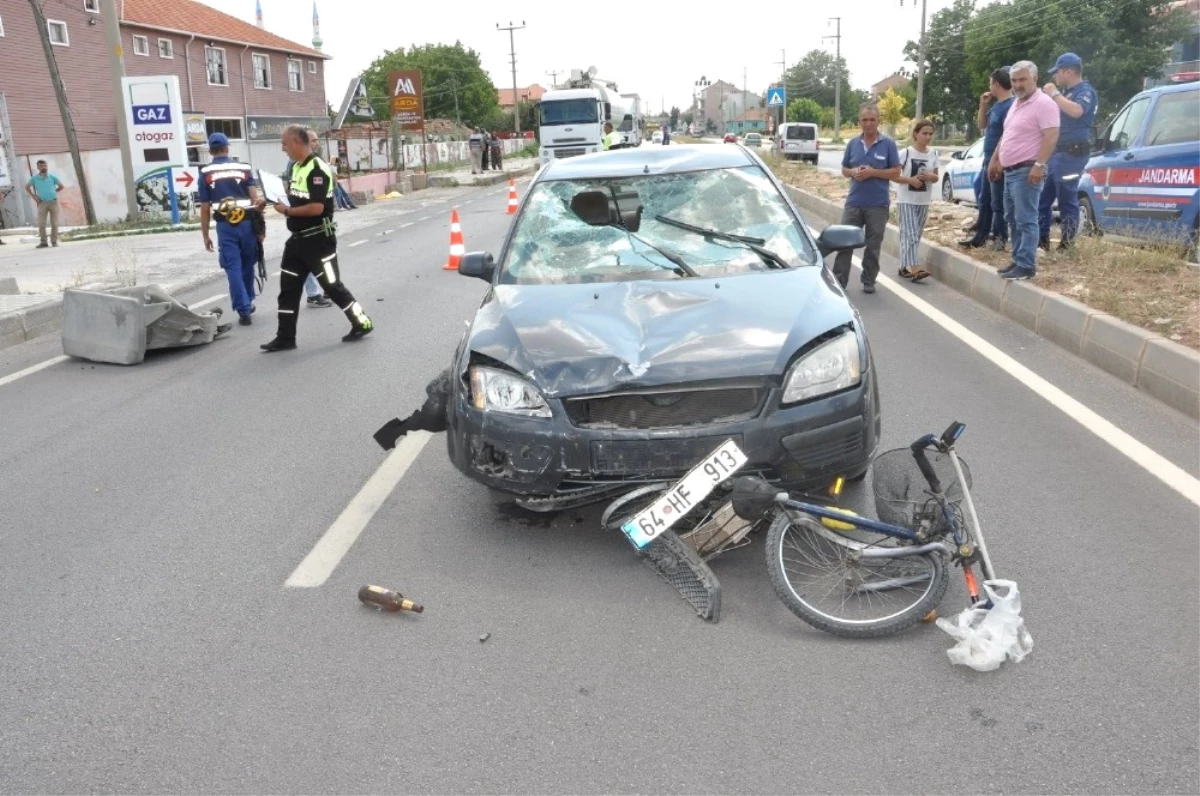 Uşak\'ta Otomobil Bisiklete Çarptı: 3 Yaralı