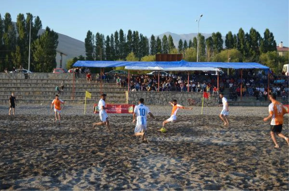Adilcevaz\'da Plaj Futbolu Heyecanı