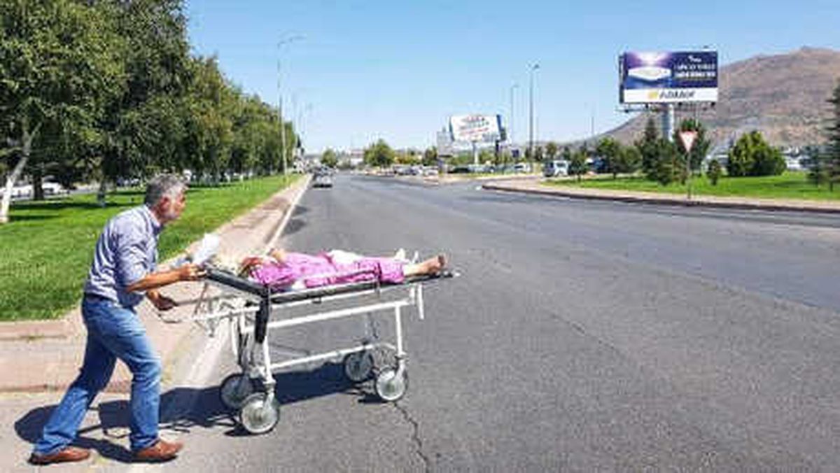 Ambulans Verilmediğini İddia Ettiği Hastasını, Sedye ile Caddeye Çıkardı