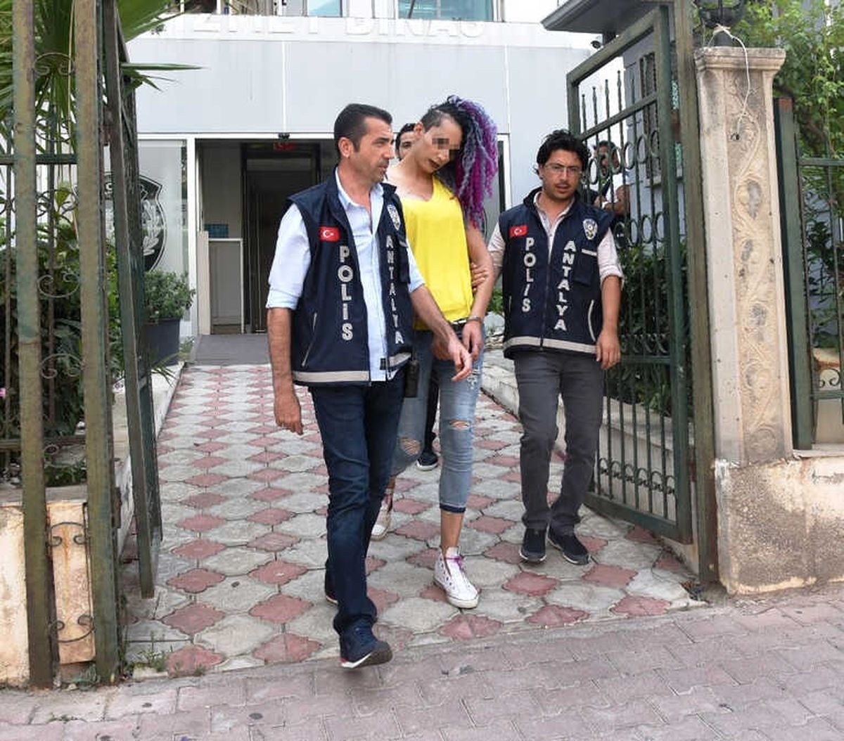 Antalya\'da Gencin 2. Katından Düştüğü Evdeki Travesti Tutuklandı