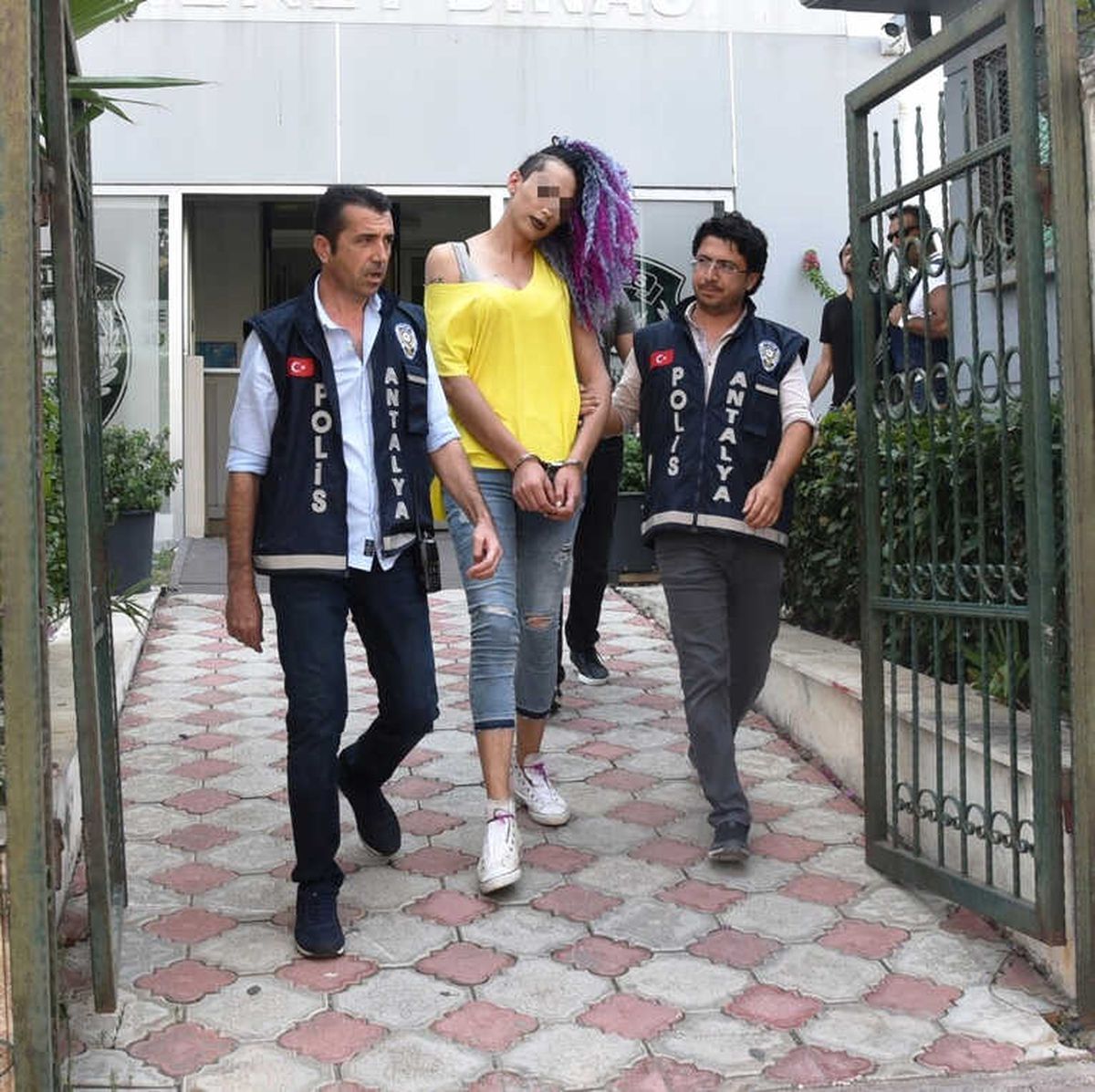 Antalya\'da Gencin Düştüğü Evdeki Travesti Yakalandı