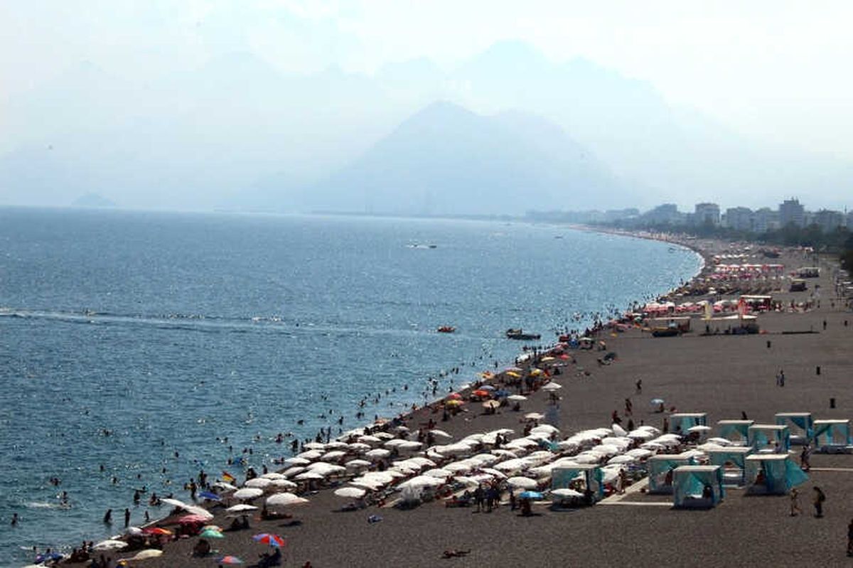 Antalya\'da Sahillerde Bayram Yoğunluğu