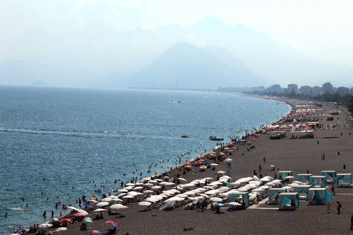 Antalya\'da Sahillerde Bayram Yoğunluğu
