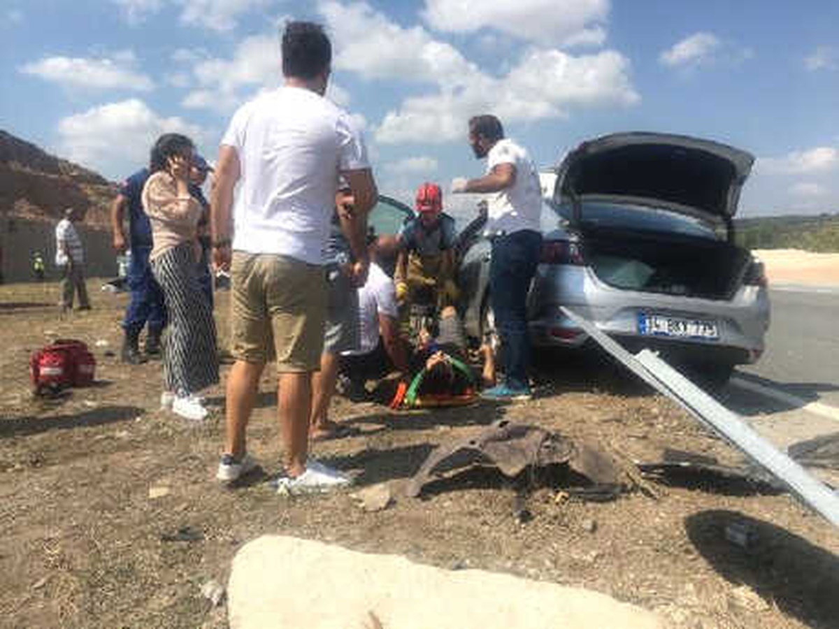 Balıkesir\'de İki Otomobil Çarpıştı: 1 Ölü, 6 Yaralı