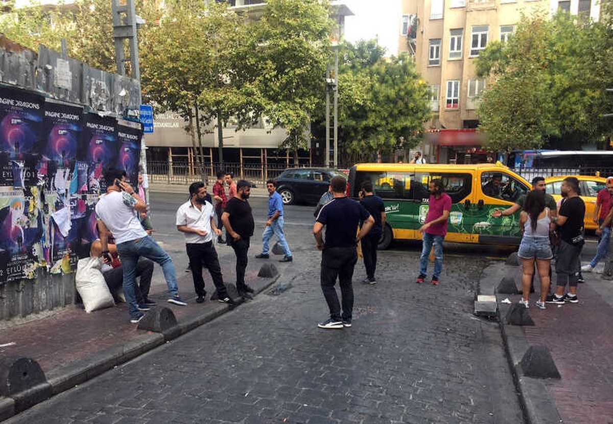 Beyoğlu\'nda Turistler Arasında Kavga: 2 Yaralı