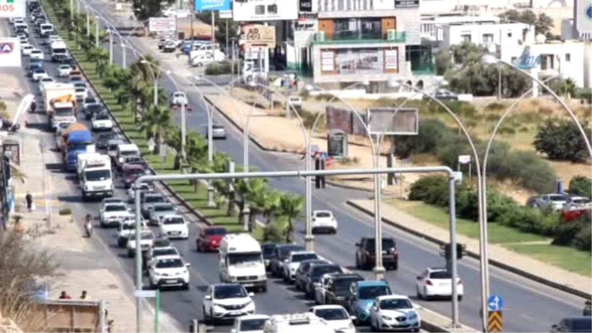 Bodrum\'da Trafik Durdu, Sahiller Doldu...tatilciler Akın Akın Gelmeye Başladı