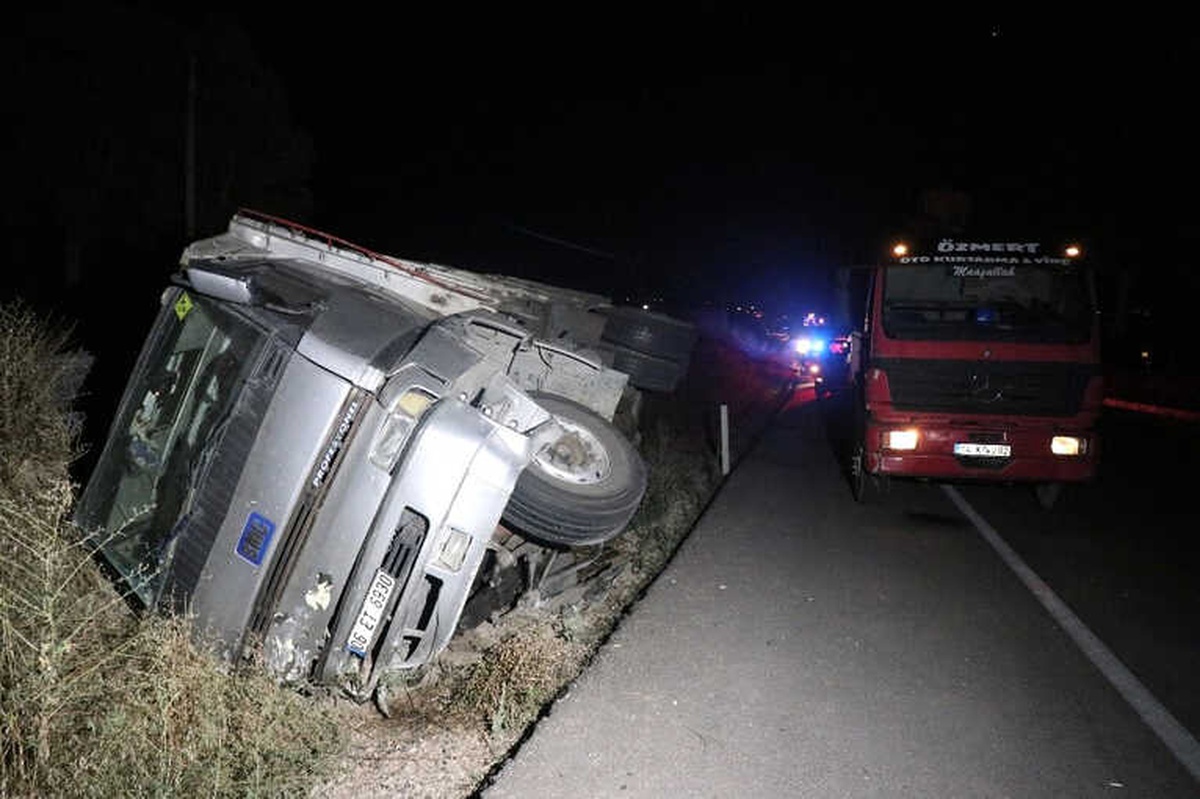 Bolu\'da Kavşaktan Dönen Otomobil Kamyonla Çarpıştı: 5 Yaralı