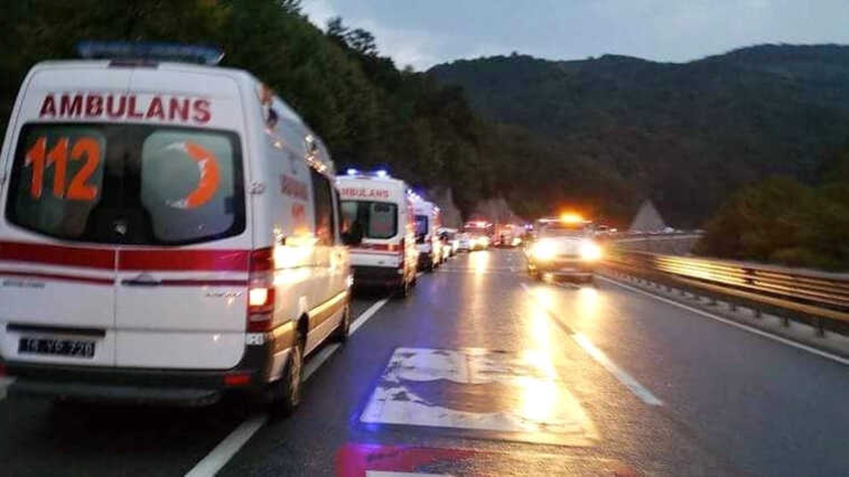 Bozüyük Belediyesi\'nden Mahsur Kalan Yolculara Kek ve Meyve Suyu İkramı