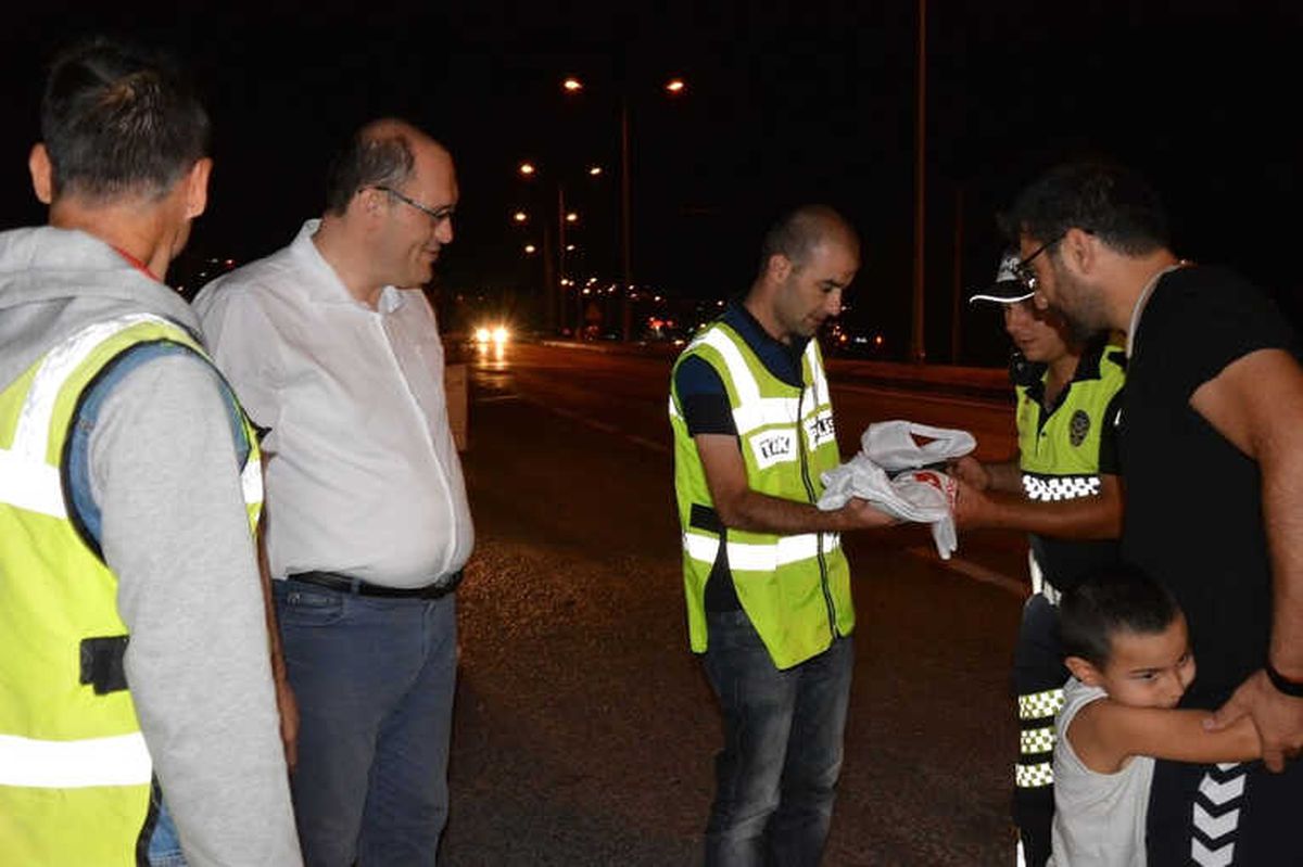 Çocuklardan Hatalı Araç Kullanan Ailelerine Kırmızı Düdük