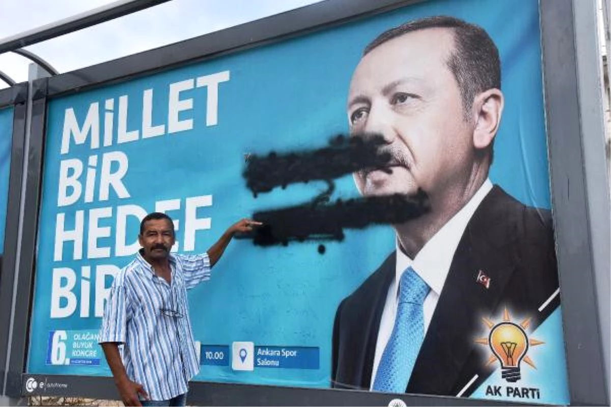 Cumhurbaşkanı Erdoğan\'ın Afişine Boyalı Saldırı