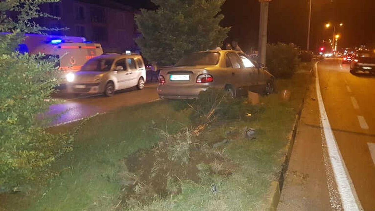 Direksiyon Hakimiyetini Kaybeden Araç, Direğe Çarparak Durabildi