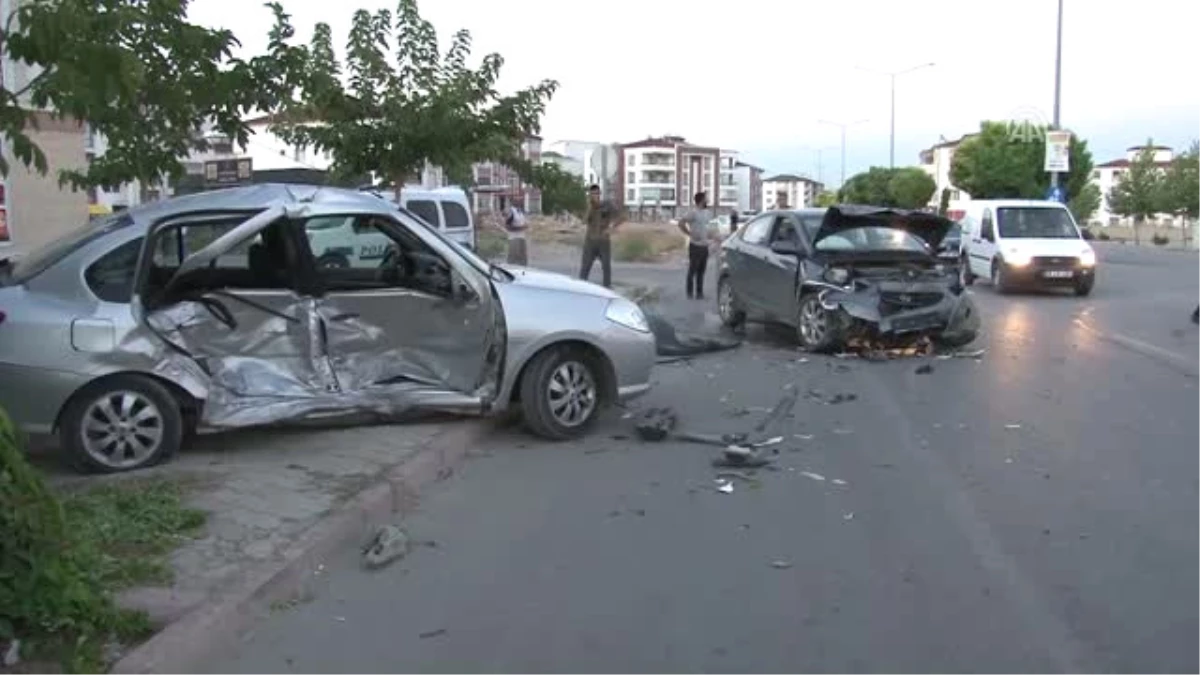 Elazığ\'da İki Otomobil Çarpıştı: 6 Yaralı