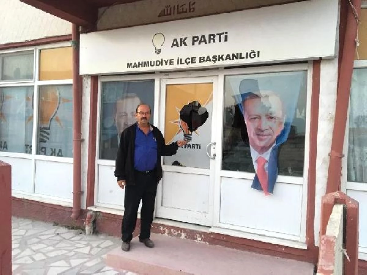 Eskişehir\'de AK Parti İlçe Başkanlığı Binasına Taşlı Saldırı