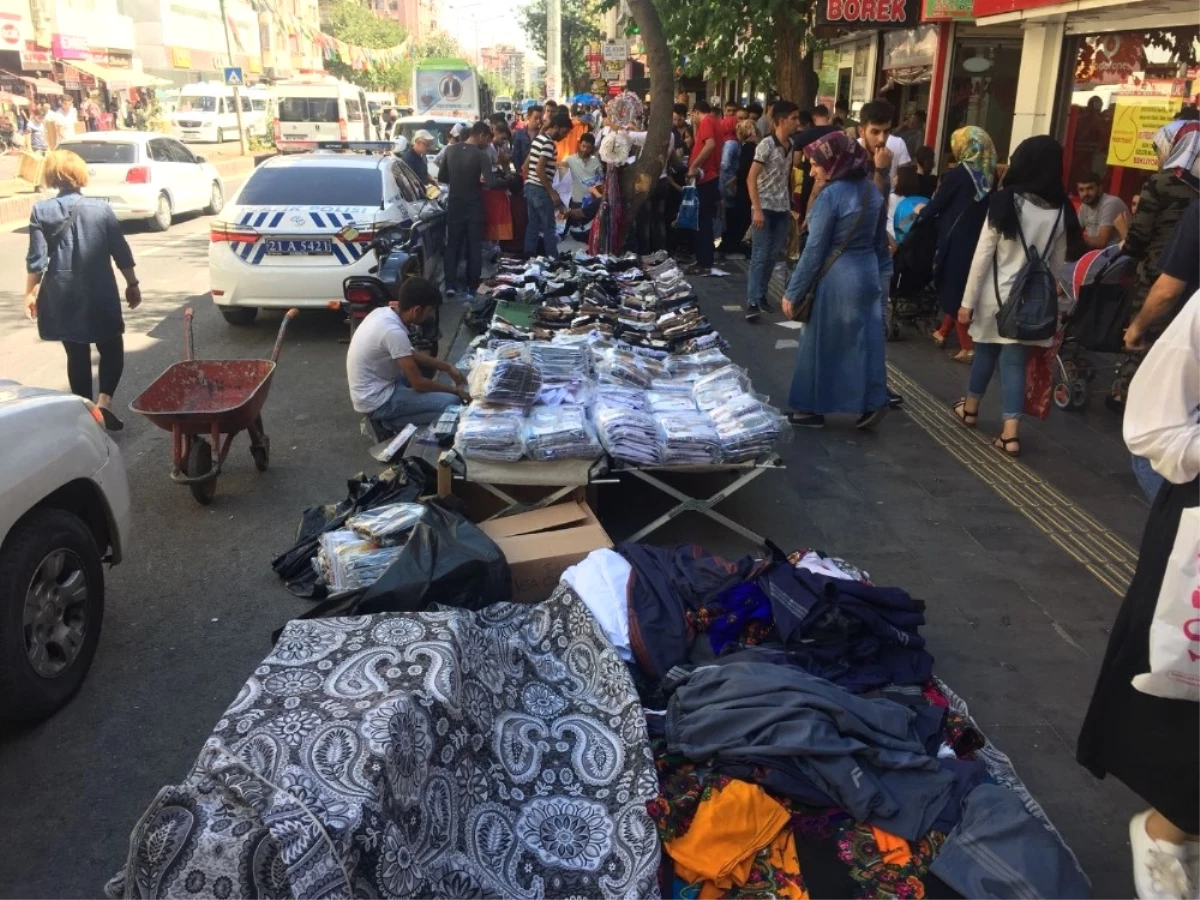 Esnaf Bayram Öncesi Kaldırımlarda Tezgah Açtı