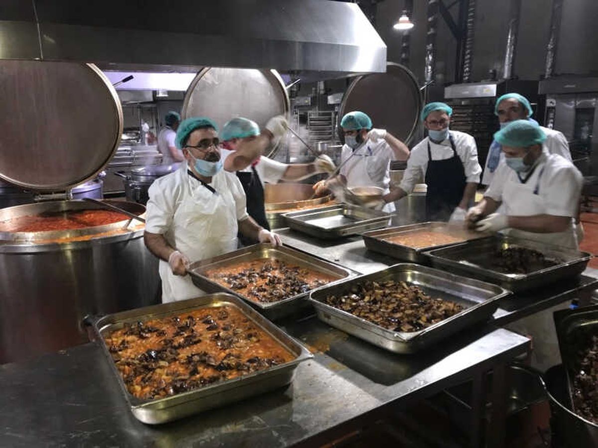Hacılar İçin Mekke\'de Her Gün 45 Bin Kişilik Sıcak Yemek Hazırlanıyor