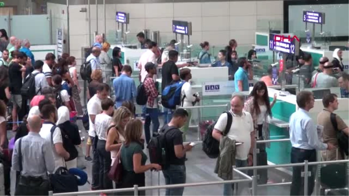 İstanbul Atatürk Havalimanı\'nda Kurban Bayramı Tatili Yoğunluğu Hd
