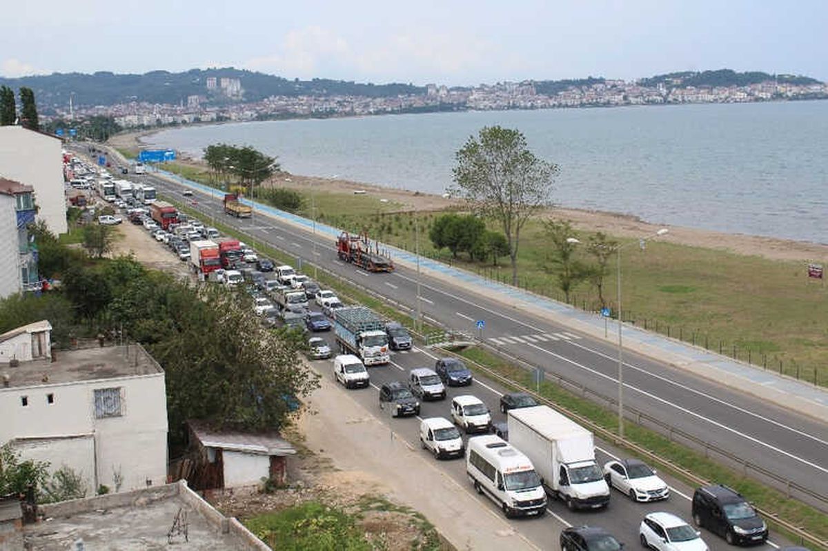 Karadeniz\'de İstanbul\'u Aratmayan Trafik