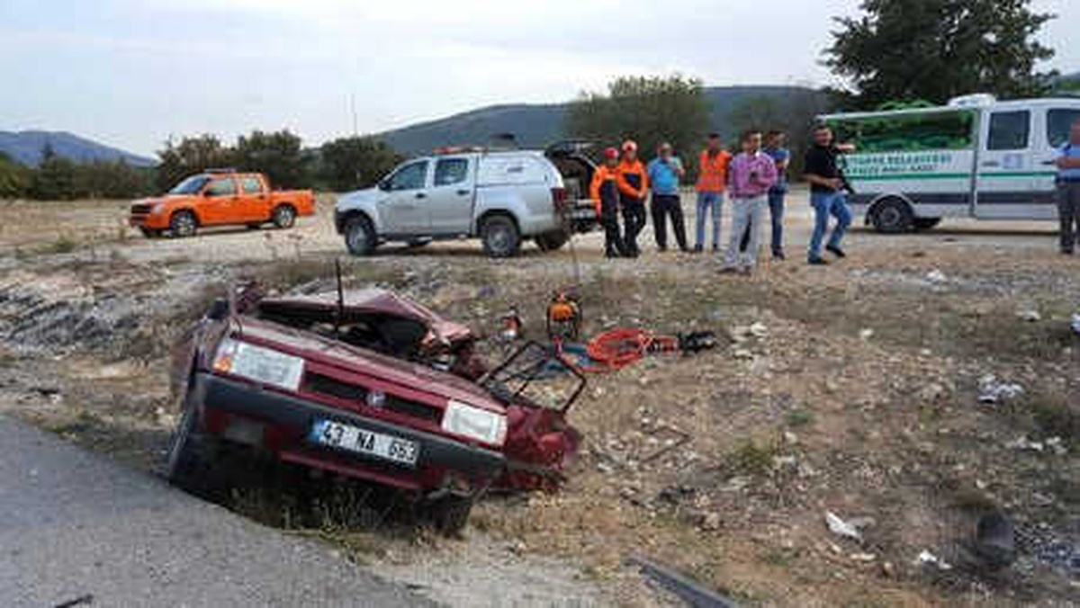 Kütahya\'da Geri Gelen Otomobile Tır Çarptı: 2 Ölü, 4 Yaralı