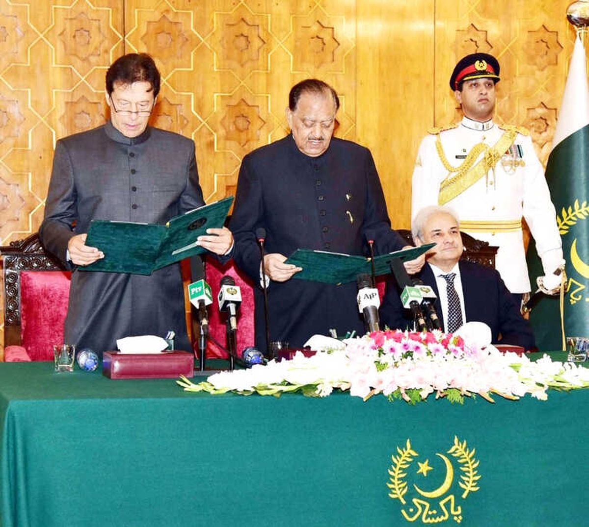 Pakistan\'ın Yeni Başbakanı Yemin Etti