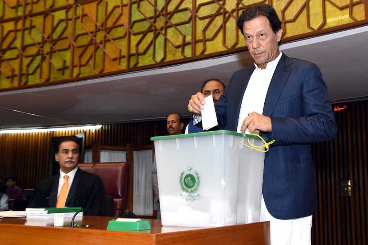 Pakistan\'ın Yeni Başbakanı Yemin Etti