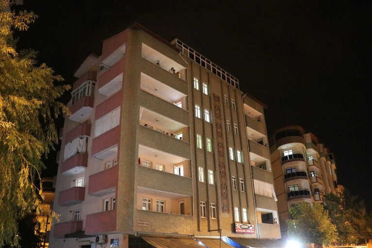 Polis Sevgilisinin Beylik Tabancasını Bir Anda Alıp Kafasına Sıktı