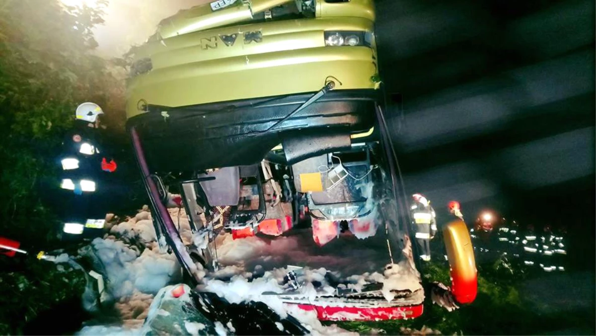 Polonya\'da Tur Otobüsü Kaza Yaptı: 3 Ölü, 51 Yaralı