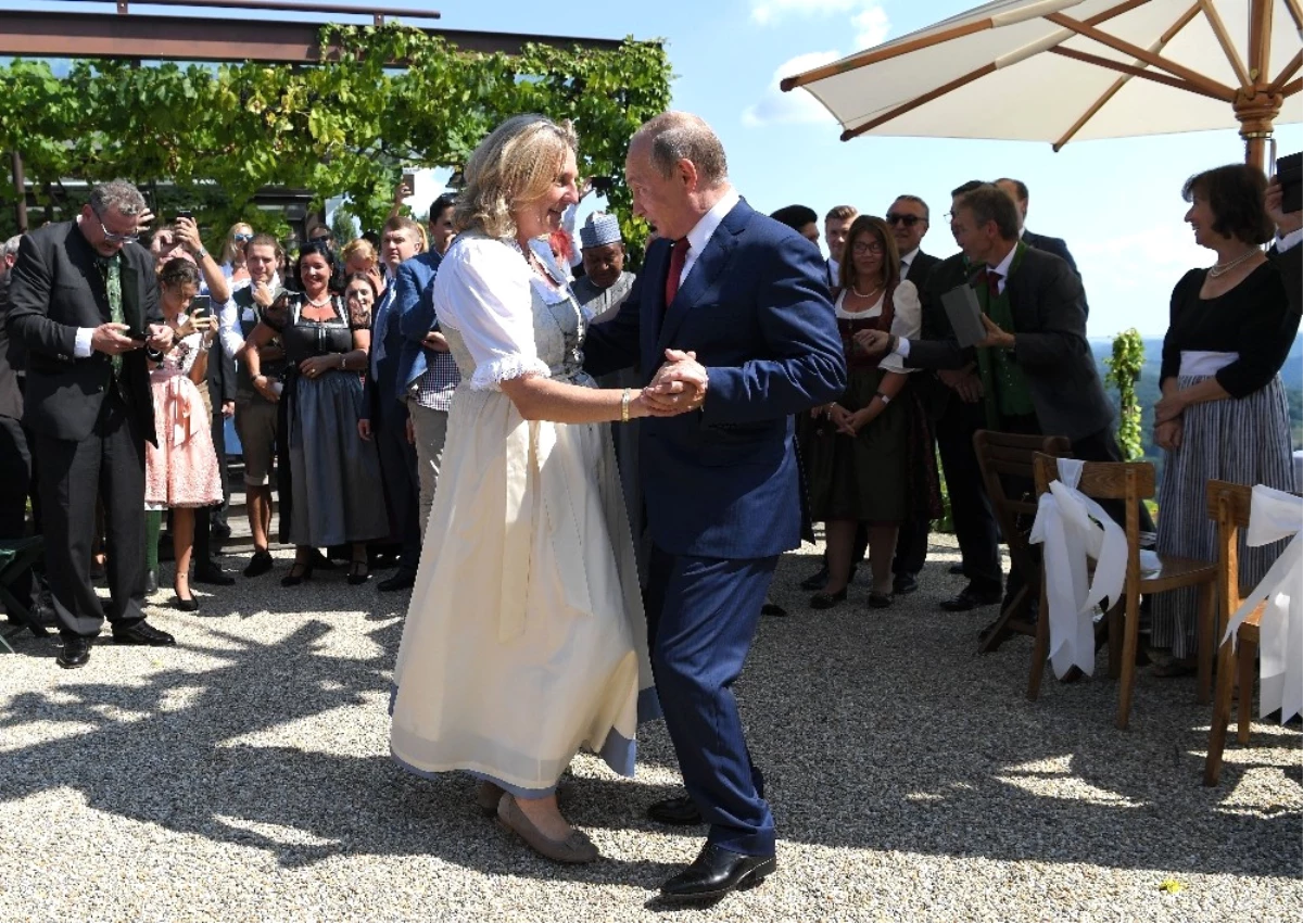 Putin, Avusturya Dışişleri Bakanı Kneissl ile Dansı Etti