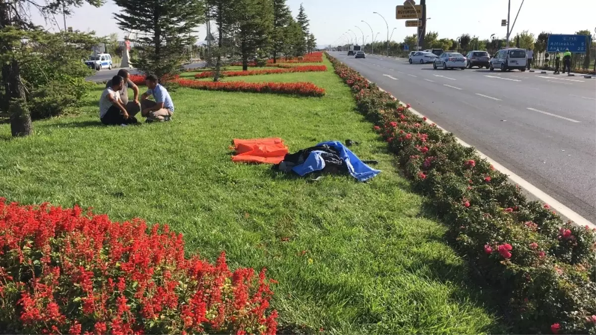 Refüjdeki Çiçekleri Sulamak İsterken Otomobilin Çarpması Sonucu Öldü