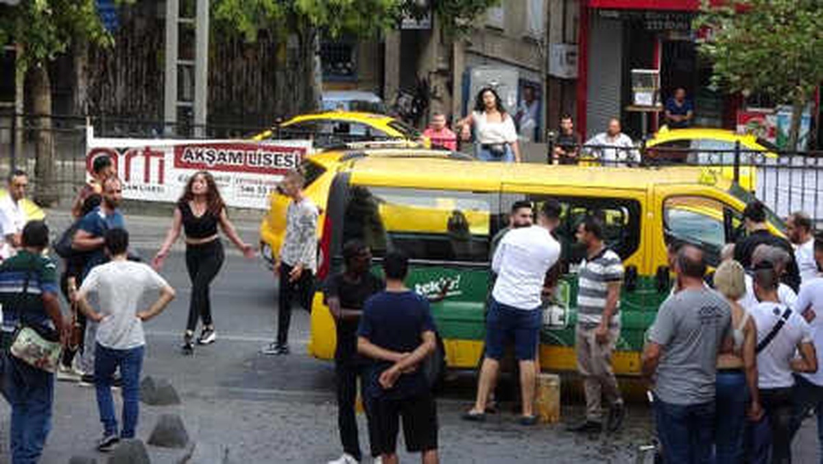 Taksim\'de Kavga; Kafasında Şişe Kırdılar