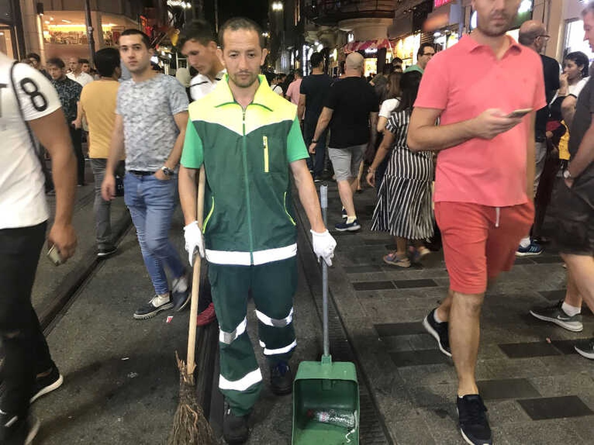 Taksim\'de Temizlik İşçisinden İnsanlık Dersi