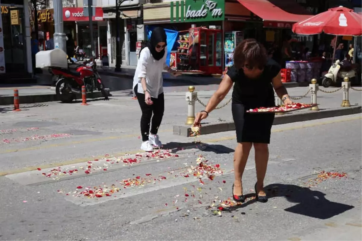 Yaya Geçitlerine Gül Yaprakları Dökerek Farkındalık Eylemi Yaptılar