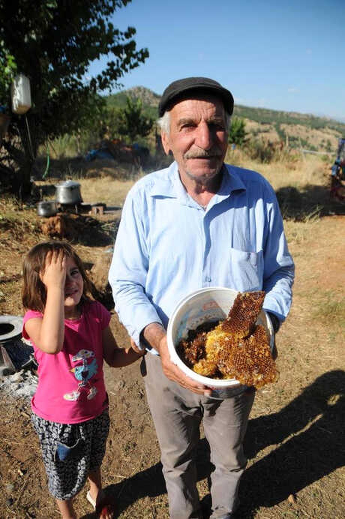 Ağaç Kovuklarında Buldukları Balın Kilosunu 500 Liradan Satıyorlar