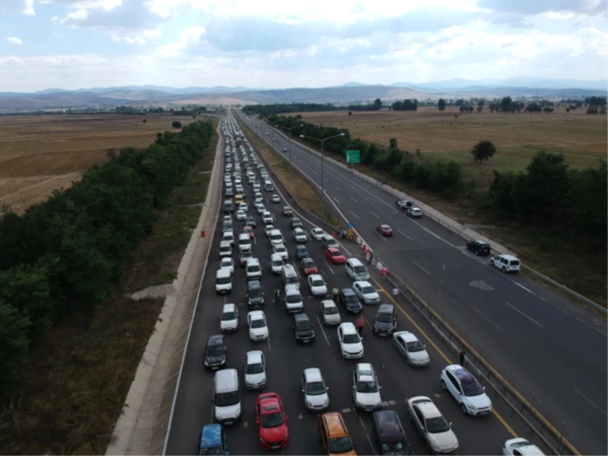 Anadolu Otoyolu\'nda 30 Kilometrelik Araç Kuyruğu