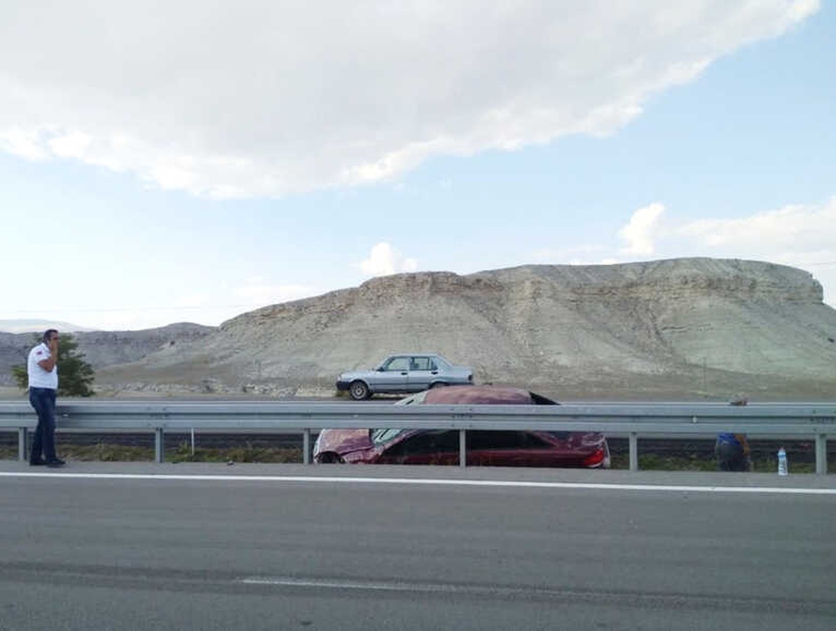 Ankara\'da Kontrolden Çıkan Otomobil Takla Attı: 3 Yaralı