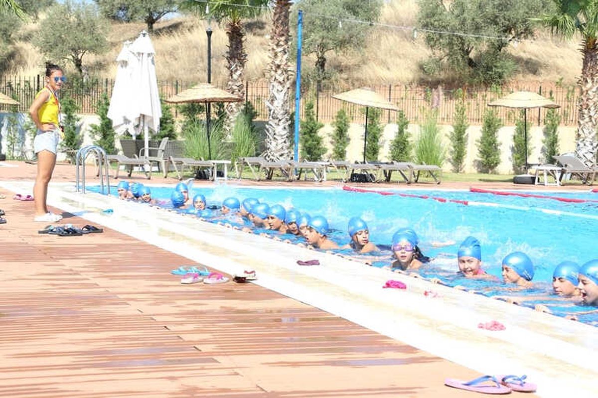 Aydınlı Çocuklar Büyükşehir Belediyesi\'nin Kursları ile Hem Serinliyor Hem de Yüzmeyi Öğreniyor