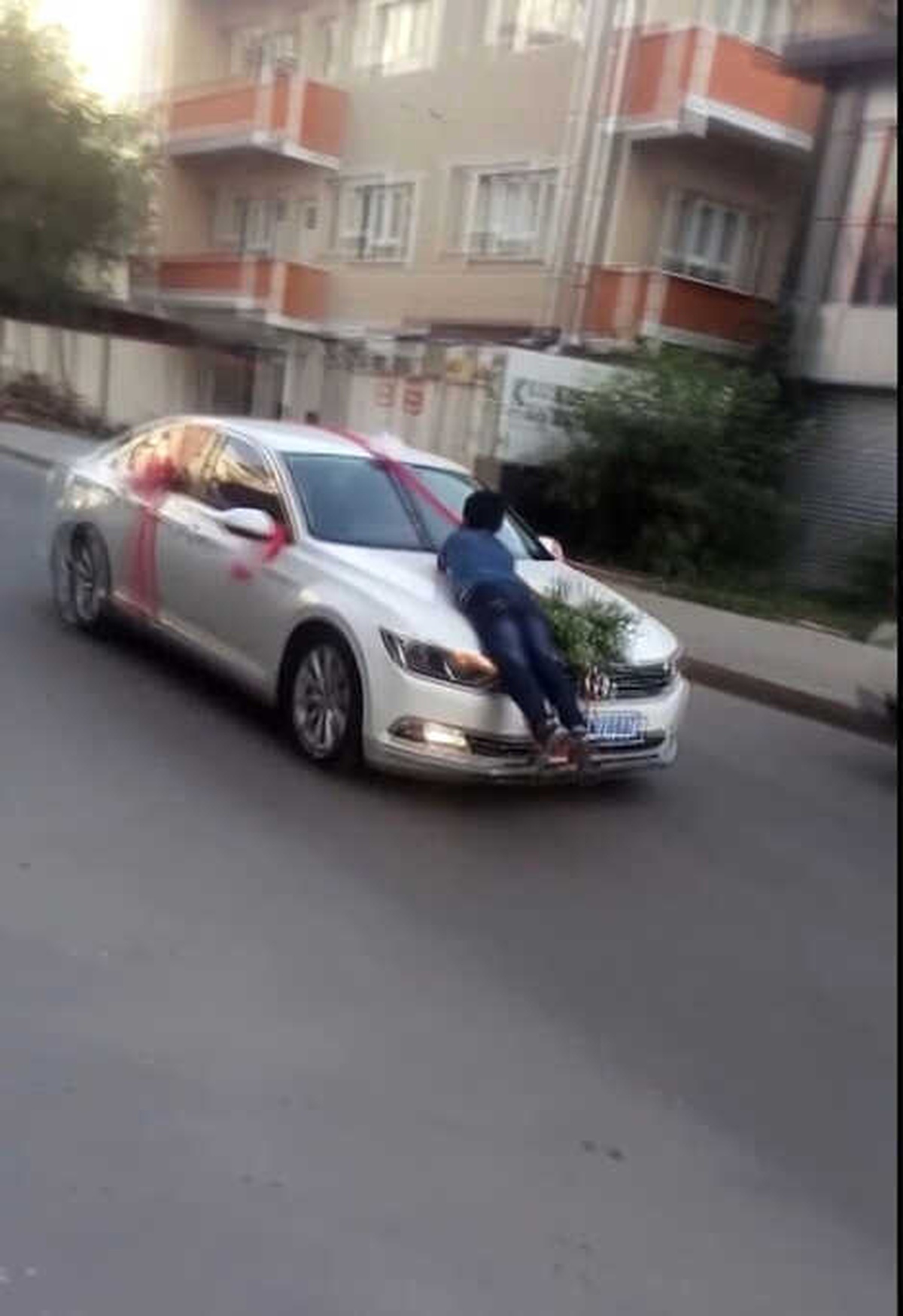 Bahşiş İçin Gelin Arabasına Asıldı