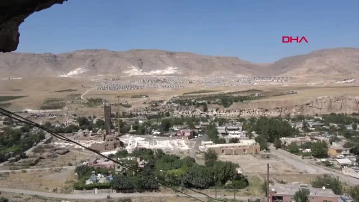 Batman Hasankeyf\'te 611 Yıllık Minarenin Numaralandırılan Taşları Sökülmeye Başlandı