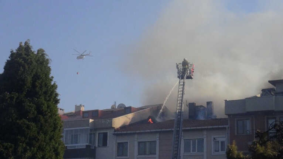 Çanakkale\'de Otluk Alanda Çıkan Yangın Evlere Zarar Verdi