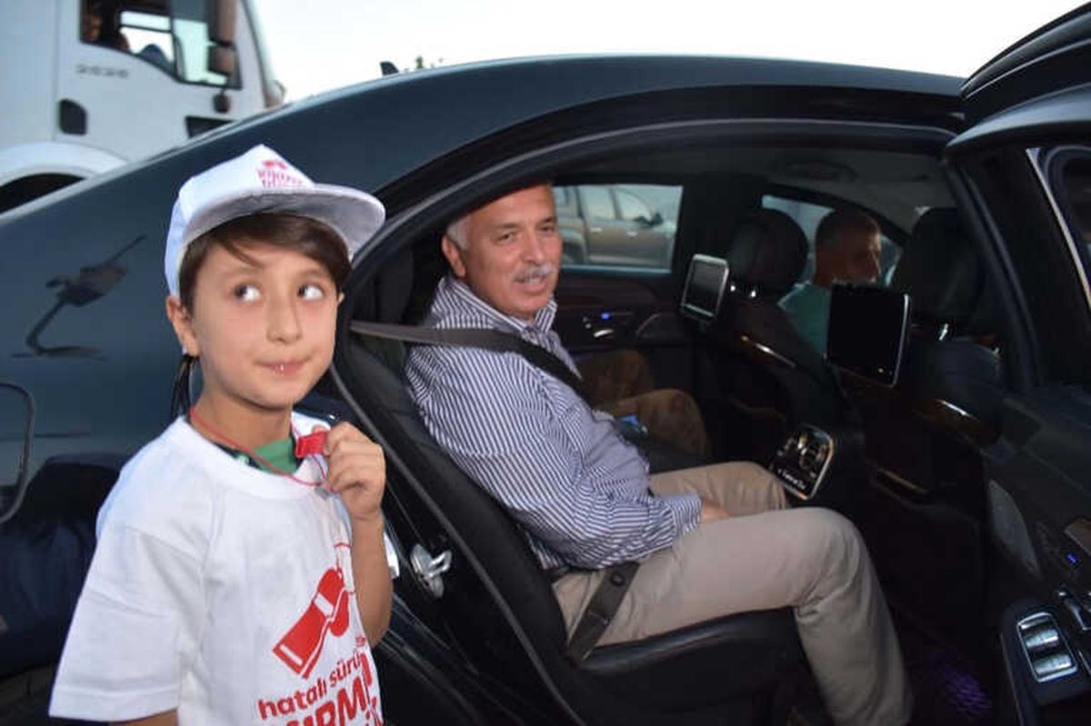 Çocuklar Kırmızı Düdükle Vali Yıldırım\'ın Aracını Durdurdu