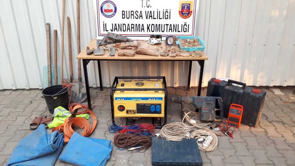 Defineciler Suçüstü Yakalandı